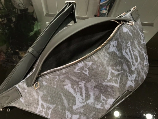DISCOVERY BUMBAG VUITTON LOUIS 0808
